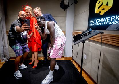 Guillermo y Máxima de Orange, junto a los raperos Frenna y Rotjoch, en su visita a Atlanta (EE UU) del pasado 11 de junio de 2024.