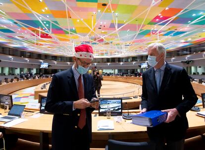 El negociador comunitario Michel Barnier (derecha), durante la reunión extraordinaria convocada este viernes en Bruselas.