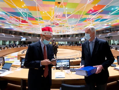 El negociador comunitario Michel Barnier (derecha), durante la reunión extraordinaria convocada este viernes en Bruselas.