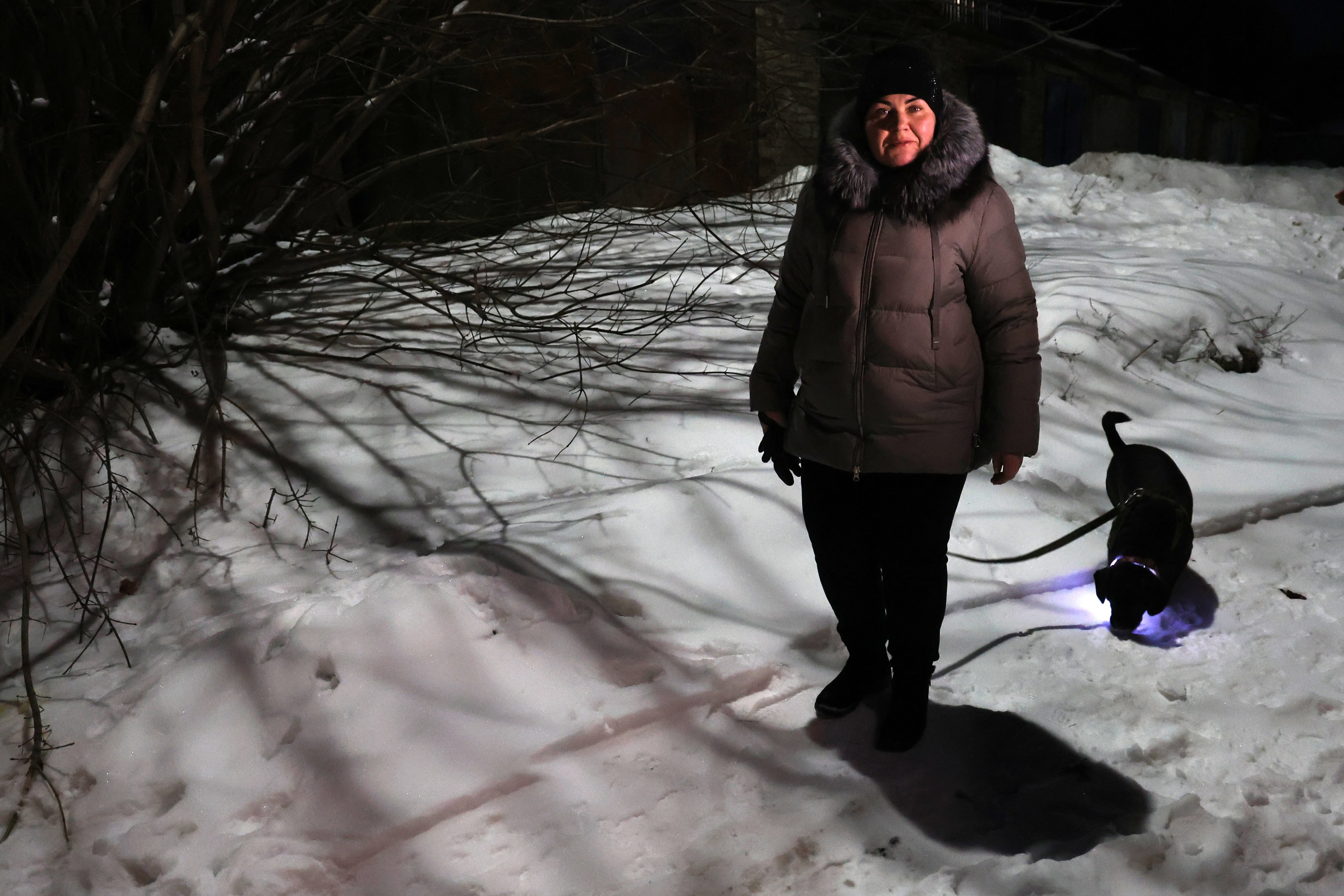 Victoria Mayor, que espera el resultado de una prueba de ADN que certifique si el cuerpo de un desaparecido es el de su hermano, en el lugar de Bucha donde fue asesinado su marido.