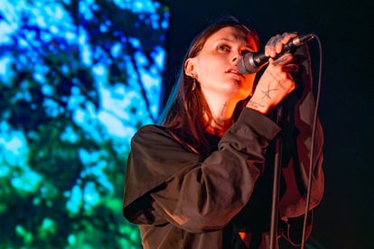 Ethel Cain actuando en el club The Roundhouse de Londres. 