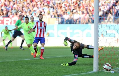 Oblak observa como entra el balón.