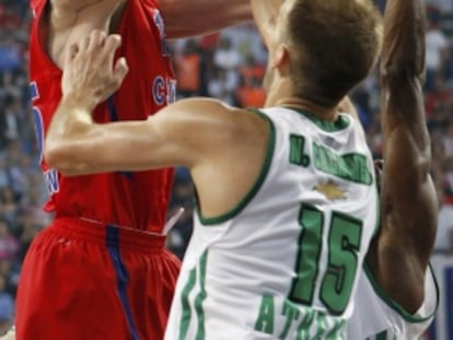 Andrei Kirilenko entra a canasta.
