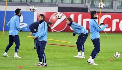 Arda Turán, Cerci, Koke y Raúl Jiménez, durante el entrenamiento en el Juventus Stadium