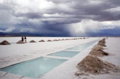 Turistas enlas Grandes Salinas de Córdoba (Argentina).