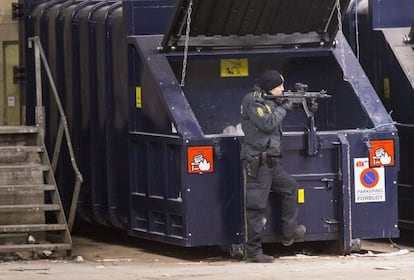 Un agente de policía vigila la zona acordonada de la Estación de Norrebro.