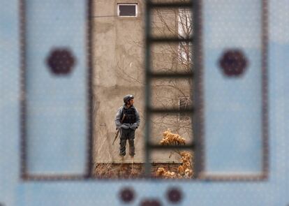 Un soldado afgano hace guardia durante las celebraciones de año nuevo, en Kabul. En Afganistán se rigen por el calendario solar persa.