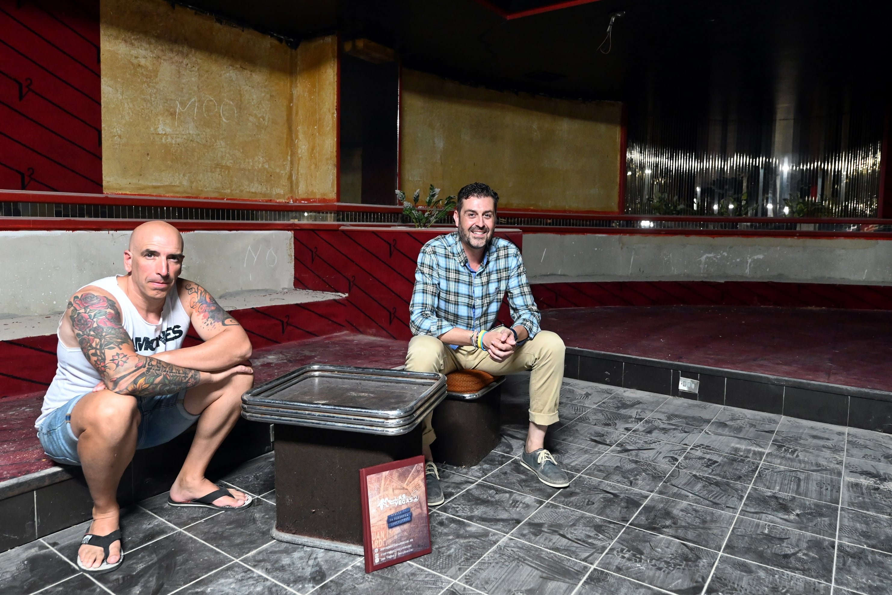 El director Javier Castro y el productor Jorge González, en lo que fue la antigua sala Las Vegas 2.