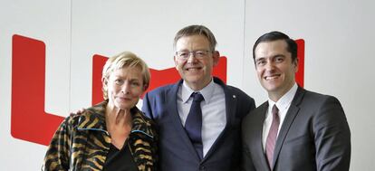 La delegada de EL PAÍS en la Comunidad Valenciana, Maria Josep Serra, el presidente de la Generalitat valenciana, Ximo Puig, y el director adjunto del periódico David Alandete.