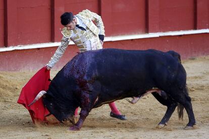 Talavante, en la lidia de su primer toro, ayer s&aacute;bado en la plaza de La Malagueta.