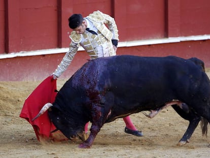 Talavante, en la lidia de su primer toro, ayer s&aacute;bado en la plaza de La Malagueta.