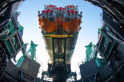 El cohete ruso Soyuz-2.1b con la etapa superior Fregat y la primera nave espacial Arktika-M para vigilar el clima y el medio ambiente en la región del Ártico. Se instala en la plataforma de lanzamiento en el cosmódromo de Baikonur, Kazajstán. El lanzamiento está previsto para el 28 de febrero.