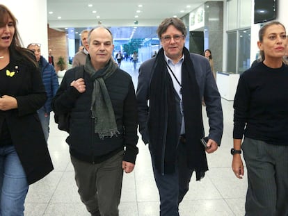 Desde la izquierda Laura Borràs, Jordi Turull, Carles Puigdemont y Miriam Nogueras, el miércoles en el Parlamento Europeo, en Bruselas.