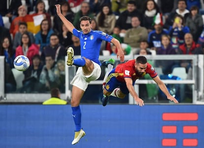 El jugador italiano Mattia De Sciglio (i) lucha por le balón frente a Carvajal, defensa de la selección de España.