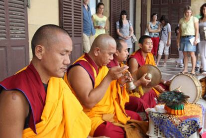 Los monjes tibetanos del monasterio de Gaden Shartse, ayer celebrando un rito de purificación en San Sebastián.