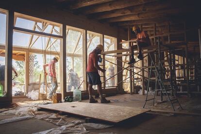 Para la construcción de la escuela también se utilizó madera local. Además del material reciclado, se emplearon madera, arena, pedregullo, cristales y concreto. La imagen está tomada desde una de las tres aulas, que recibe la luz natural desde el frente. En los días de invierno, la luz eléctrica es producida por las placas solares colocadas en el techo. 