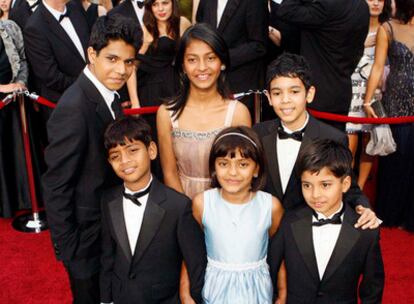 Azharuddin Mohammed Ismail, Rubina Ali, Ayush Manesh Khedekar (delante de izq. a dcha.), Ashotosh Lobo Gajiwala, Tangi Ganesh Lonkar y Tanay Hermant Chheda, a la llegada a la ceremonia de los Oscar, en el teatro Kodak de Los Ángeles, California.