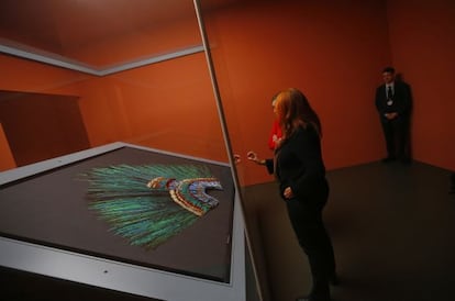 Visitantes del Museo de Etnología de Viena contemplan el penacho de Moctezuma.