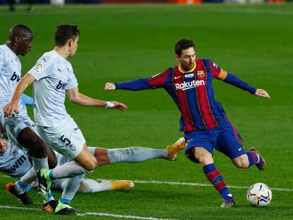 Tres jugadores del Valencia cierran el disparo de Messi.