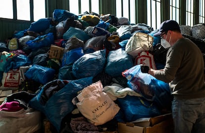 Voluntarios de una ONG alemana examinan las donaciones de particulares destinadas a refugiados de la guerra en Ucrania.