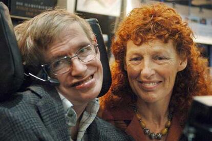 Fotografía de archivo del 19 de octubre del 2005 del científico británico Stephen Hawking y su mujer Elaine, en Fráncfort, Alemania.