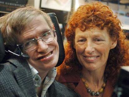 Fotografía de archivo del 19 de octubre del 2005 del científico británico Stephen Hawking y su mujer Elaine, en Fráncfort, Alemania.