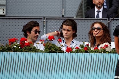La modelo y presentadora Jose Toledo con sus hijos Diego y Daniel Martínez-Bordiú Toledo en un partido de tenis en mayo de 2019.
