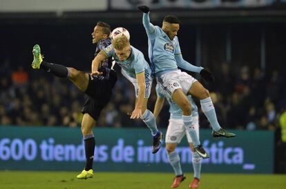 Danilo y Wass luchan por el control del balón durante el partido de Copa.