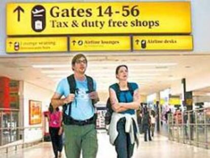 Dos viajeros en las instalaciones del aeropuerto de Heathrow