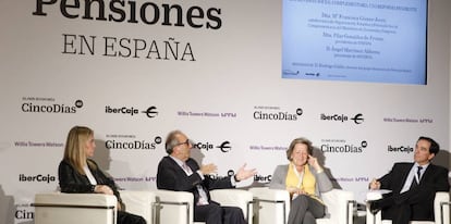 De izquierda a derecha, Mar&iacute;a Francisca G&oacute;mez-Jover Torregrosa, subdirectora de Organizaci&oacute;n, Estudios y Previsi&oacute;n Social Complementaria del Ministerio de Econom&iacute;a y Empresa, Rodrigo Gal&aacute;n, director del grupo financiero de Ibercaja Banco, Pilar Gonz&aacute;lez de Frutos, presidenta de Unespa y &Aacute;ngel Mart&iacute;nez-Aldama, presidente de Inverco.