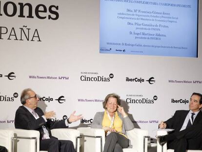 De izquierda a derecha, Mar&iacute;a Francisca G&oacute;mez-Jover Torregrosa, subdirectora de Organizaci&oacute;n, Estudios y Previsi&oacute;n Social Complementaria del Ministerio de Econom&iacute;a y Empresa, Rodrigo Gal&aacute;n, director del grupo financiero de Ibercaja Banco, Pilar Gonz&aacute;lez de Frutos, presidenta de Unespa y &Aacute;ngel Mart&iacute;nez-Aldama, presidente de Inverco.