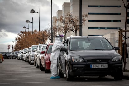 Cola de coches para la realización de pruebas PCR en el hospital de campaña de Valencia.