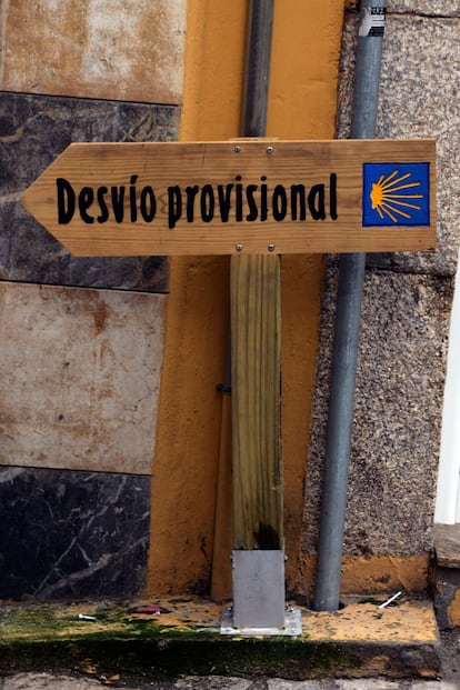 Letrero colocado hace más de un año que indica a los peregrinos el desvío del camino Inglés a Santiago de Compostela.