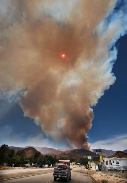 Incendio forestal en el Parque Nacional Sequoia al noreste de Bakersfield, California, EEUU. Los bomberos detuvieron las llamas antes de que llegaran a las casas de Wofford Heights.