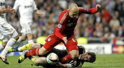 Robben y Casillas en una acción durante las semifinales de 2012.