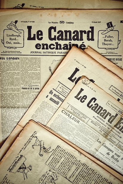 Ejemplares antiguos de 'Le Canard Enchaîné', semanario satírico y azote de la clase política francesa.