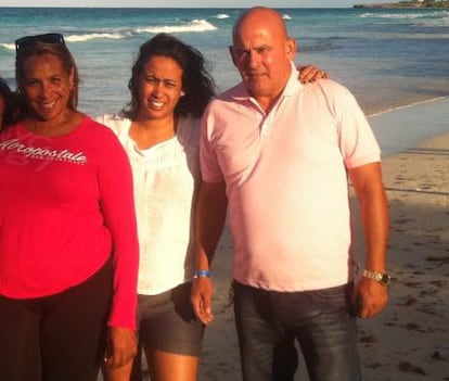 Elisa Consuegra, en el centro, en una foto de febrero de 2015 en la playa de Cayo Coco, Cuba, junto a sus padres, Elisa y Juan Carlos. Imagen cedida por la familia.