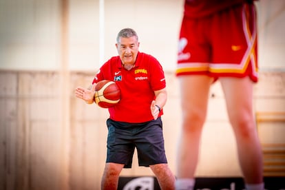Miguel Méndez, seleccionador femenino de baloncesto, en una imagen ofrecida por la Federación.