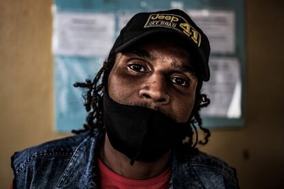 Retrato de Pedro Bugalho, un usuario del programa de metadona en el centro de salud de Alto-Maé. Además de la terapia farmacológica, reciben asistencia psicológica y también pueden realizarse test de Hepatitis B y C, sífilis, VIH y tuberculosis.