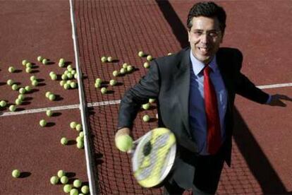 Fernando Moraleda, en la cancha donde suele jugar al<i> paddle. </i>