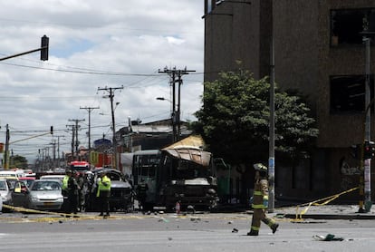 Un bombero cruza la calle donde ocurrió el atentado.