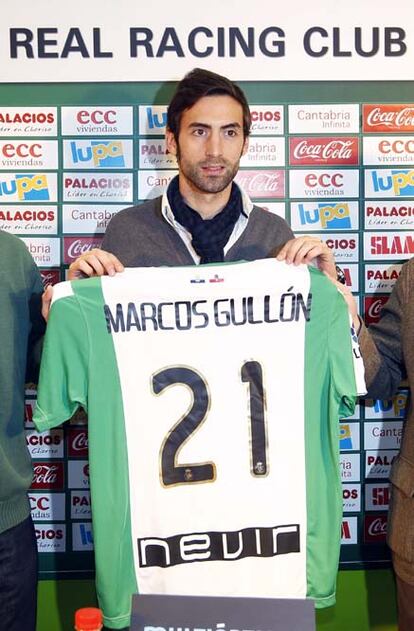 El centrocampista Marcos Gullón, procedente del Villarreal, durante su presentación como nuevo jugador del Racing de Santander, con el que ha firmado un contrato por lo que resta de temporada y la próxima.