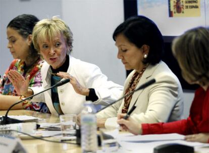 Beatriz Paredes, María Teresa Fernández de la Vega y Amalia García, durante el encuentro.