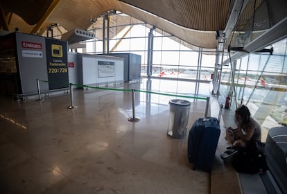 Zona balizada en la Terminal 4 del aeropuerto Adolfo Suárez Madrid-Barajas, este jueves por la tarde. 