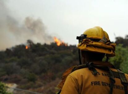 Una caída en las temperaturas ha dado una tregua a los bomberos en el incendio de Los Angeles