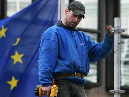 Un trabajador prepara una plataforma para los medios de comunicación en el edificio de la Comisión Europea, en Bruselas.