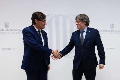 Salvador Illa saluda al expresidente Carles Puigdemont en la sede de la Generalitat en la Unión Europea, en Bruselas.