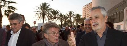 Luis Pizarro, Francisco González Cabaña y José Antonio Griñán, ayer en Cádiz.