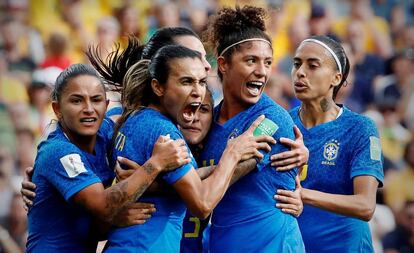 Mobilização em torno da seleção feminina enche bares e turbina audiência da Copa na TV.