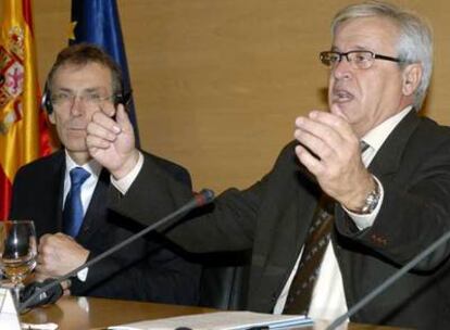 Andris Piebalgs, comisario de Energía,  y Joan Clos, en  la sede del Ministerio de Industria, en Madrid.